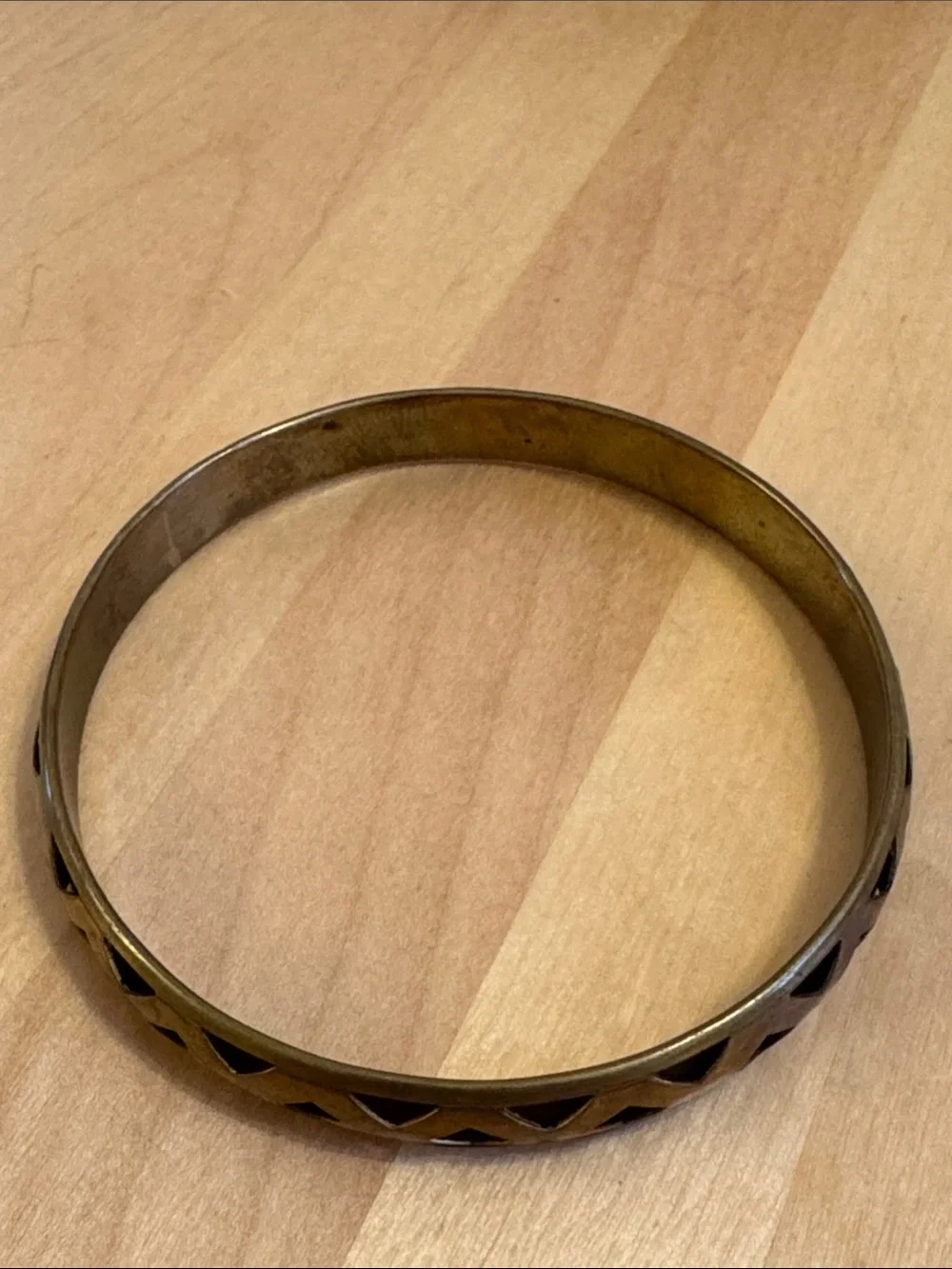 VTG hollow brass bangle w/distinct lattice design cutout